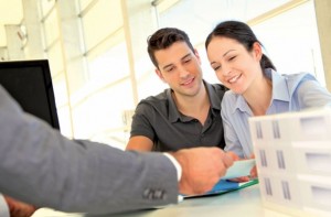 An independent broker isn’t tied to a financial institution.